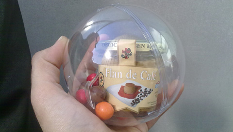 De postre en el EEC09, flan de café con m&ms en bola de plástico: rico y original.