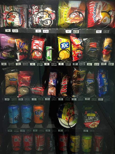 Foto de maquina de vending en edificio de oficinas
