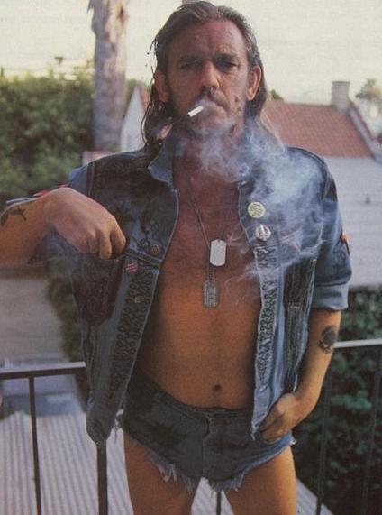 Foto de Lemmy Kilmister, de Motorhead, en pantalones cortos, pero que muy cortos